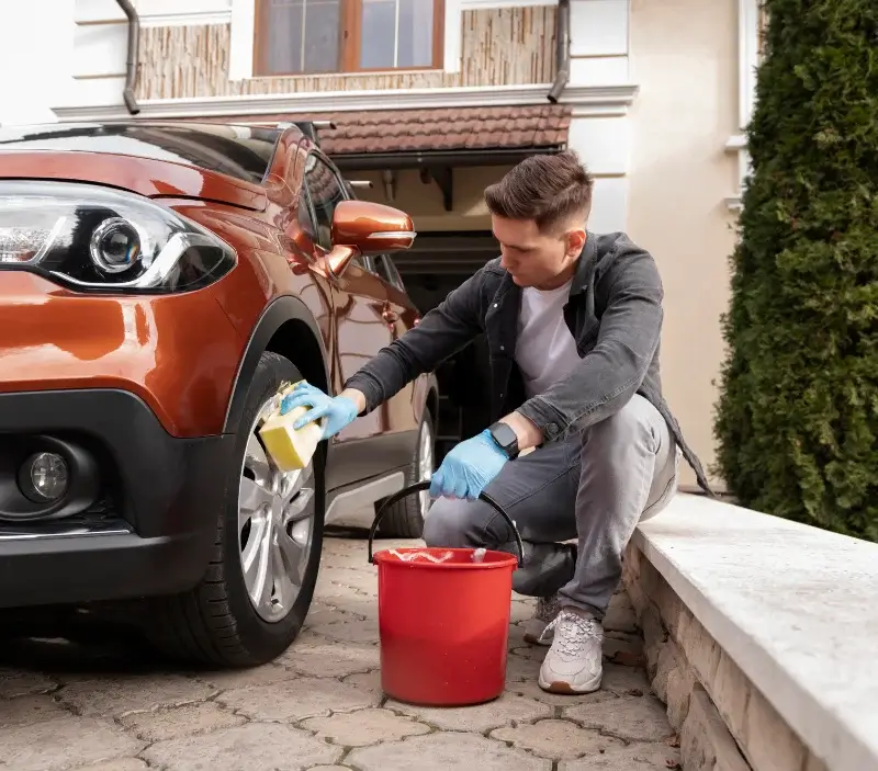 Lavage auto à domicile Saint-Romans-des-Champs : professionnel intervenant sur un véhicule